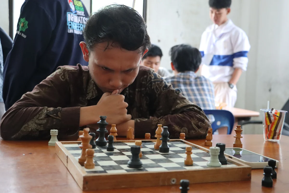 Muhammad Faruq playing chess - tactical thinking and focus